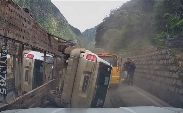 损失惨重！一板车丰田普拉多试驾车侧翻倒地：险些砸中面包车