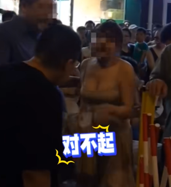 女网红狗头萝莉上海卖煎饼太火爆！女子自称长得好看不想排队