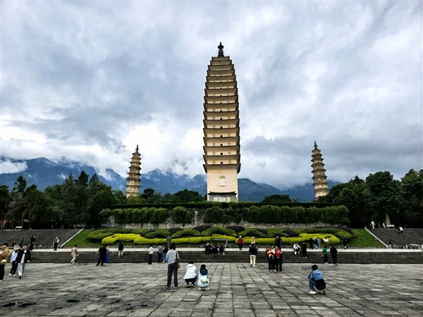 博主怒赞华为三折叠AI消除功能：逆天了 轻轻一点就是私人景区